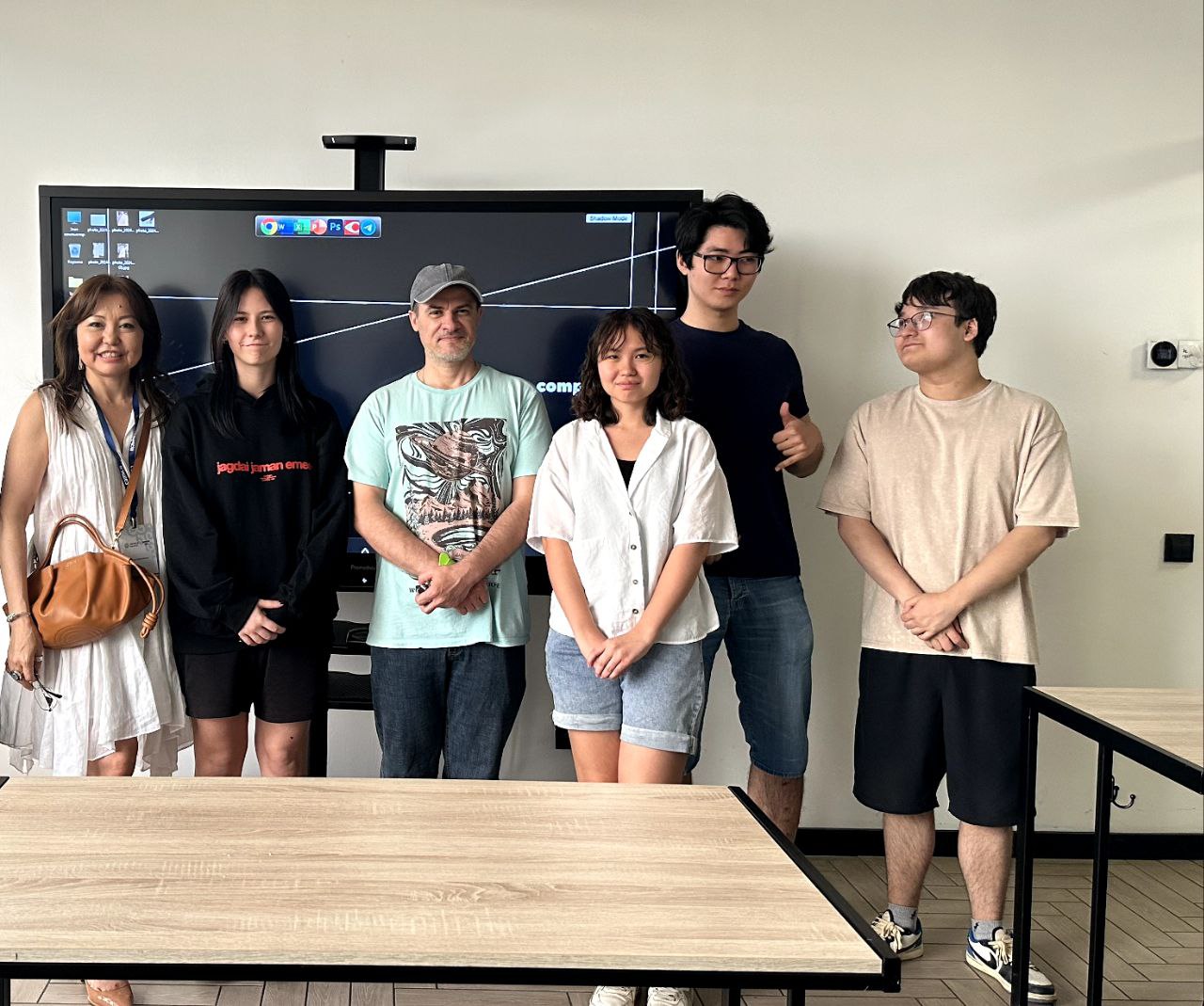 Разработка брендбука и логотипа для инновационного проекта совместно с Compass College